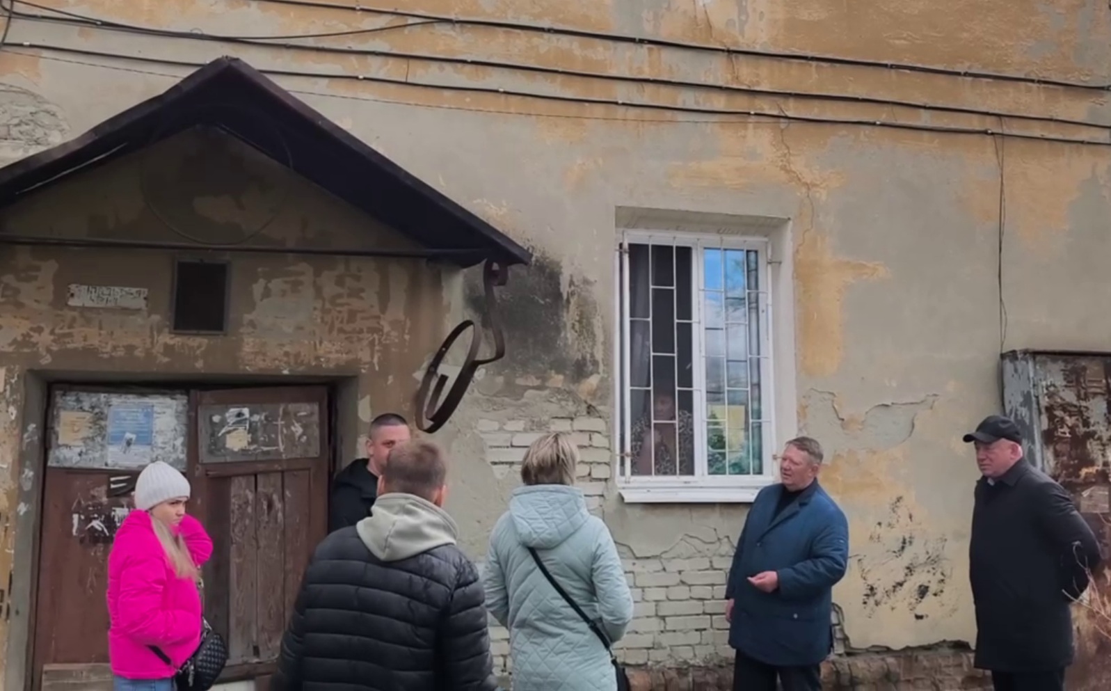 Жильцы аварийных малоэтажек Саратова пожаловались Панкову на некачественную работу УК